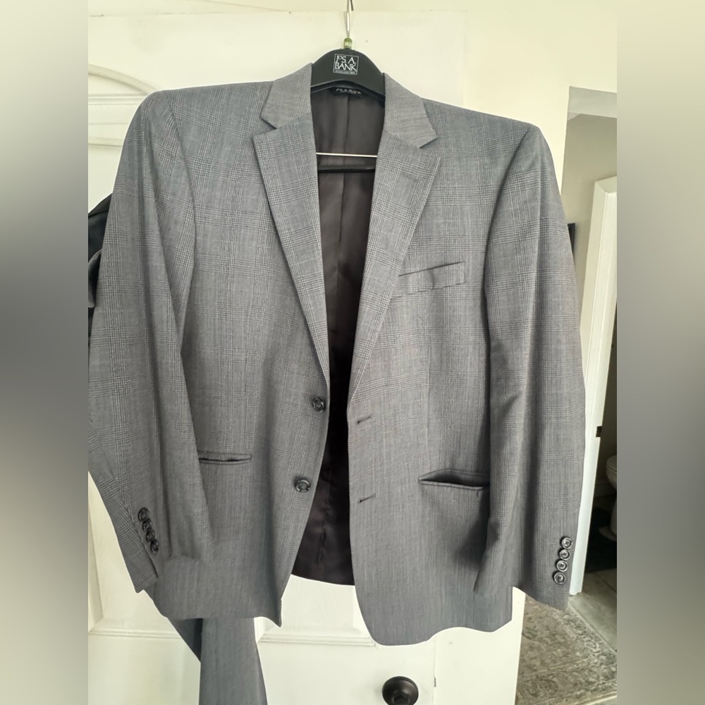 Jos. A. Bank Men's Gray Suit - 40S Jacket and 34/30 Pants